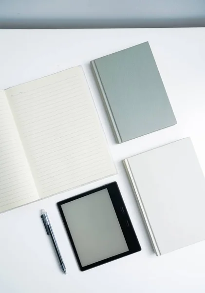 Libri Notebook Accendere Sul Desktop Bianco Libri Notebook Tablet Bookskindleon — Foto Stock