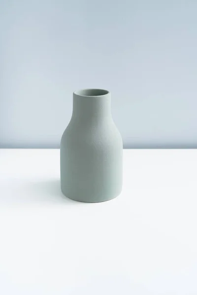 Vaso Liso Cinza Verde Uma Casa Minimalista — Fotografia de Stock