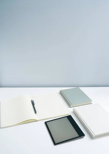 Boeken Notebooks Aanmaakboeken Witte Desktop Boeken Notebooks Tablet Bookskindleon Witte — Stockfoto