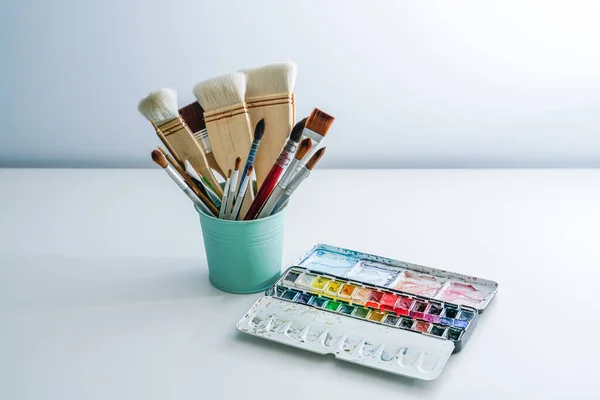 Paleta Akvarelů Obrázkové Kartáče Bílém Stole Akvarelové Malířské Nástroje Dům — Stock fotografie