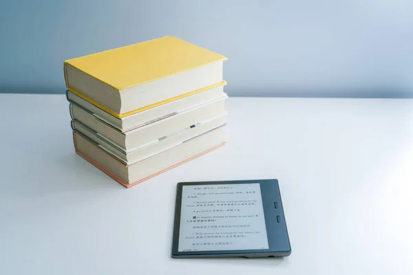 Masanın Üzerinde Bir Yığın Kitap Kitap Beyaz Bir Masaüstünde Bir — Stok fotoğraf