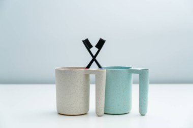 Beyaz bir masaya birkaç diş fırçası.