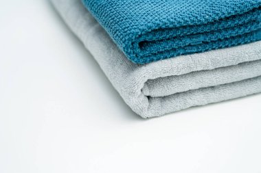 Beyaz bir masada iki sevgili havlusu ve banyo havlusu. Mavi havlular Gri havlular Banyo havluları