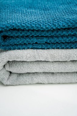Beyaz bir masada iki sevgili havlusu ve banyo havlusu. Mavi havlular Gri havlular Banyo havluları