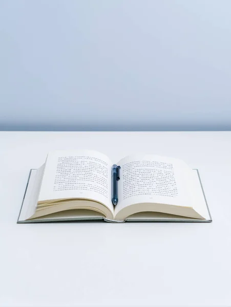 Staat Een Open Boek Een Witte Tafel Met Een Lamp — Stockfoto