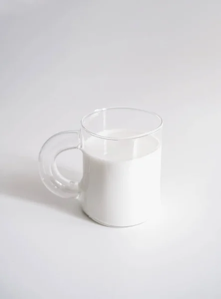 Şeffaf Bir Kupada Süt Beyaz Arka Planda Bir Bardak Süt — Stok fotoğraf