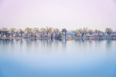 Beijing, Çin 'deki Kunming Gölü' nün batı kıyısında. Pekin Yaz Sarayı 'nda İlkbahar