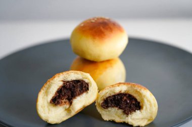 Çin tatlısı: bir tabak fasulye ezmesiyle dolu küçük ekmek. Fasulye ezmesi dolu küçük bir tabakta Çin kahvaltısı..