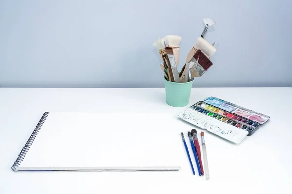 Paleta Acuarela Pinceles Para Cuadros Sobre Mesa Blanca Casa Herramientas — Foto de Stock