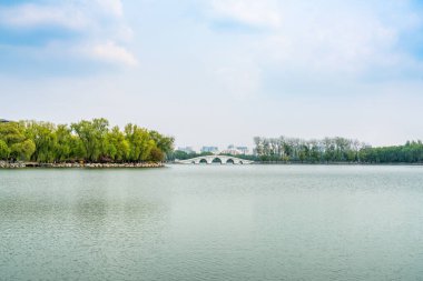 Yuyuantan Park 'ta bahar, Pekin, Çin. Yuyuantan Park Gölü' nde ada, Pekin, Çin