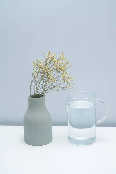 Vaso Com Flores Secas Copo Água Mesa Branca — Fotografia de Stock