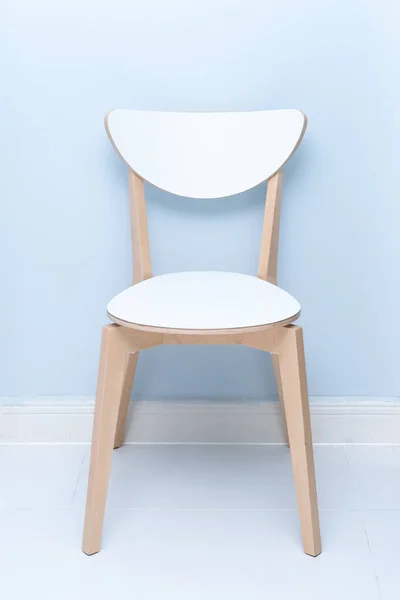 Egy Fehér Háttámla Szék Egy Minimalista Otthonban Egy Fehér Étkezőasztal — Stock Fotó