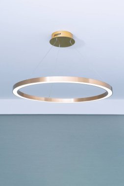 Pirinçten bir yüzük odadaki tavan lambasını açtı.