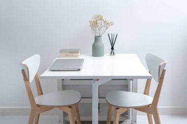 Minimalist bir evde çalışmak. Minimalist modern bir evde yemek masaları, sandalyeler ve mobilyalar.. 