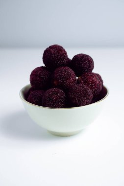 Beyaz arka planda bir kase Bayberry.