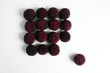 Beyaz arka plana dağılmış bir yaban mersini yığını..