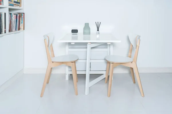 Minimalist bir evde çalışmak. Minimalist modern bir evde yemek masaları, sandalyeler ve mobilyalar.. 