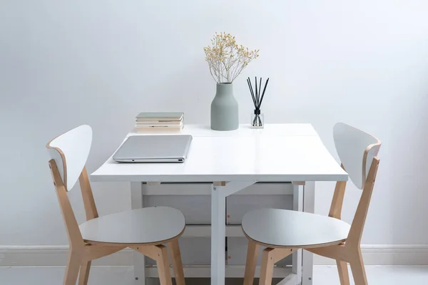 Minimalist bir evde çalışmak. Minimalist modern bir evde yemek masaları, sandalyeler ve mobilyalar.. 