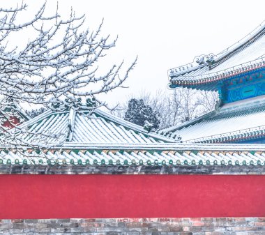Zhelau Pavyonu, Tiantan Parkı, Pekin, Çin Kırmızı Duvar ve Cennet Tapınağı 'nda kar manzarası, Pekin, Çin