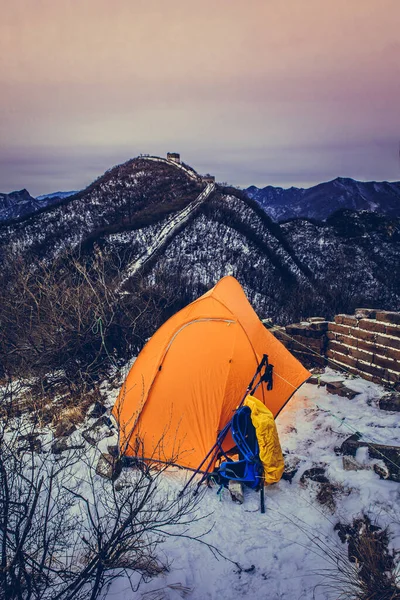 中国北京雪灾后 中国长城前的橙色帐篷 — 图库照片