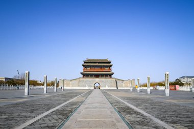 Yongding Gate, Pekin, Çin. Kulenin tepesindeki tabelanın Çince çevirisi: her zaman barışa açılan kapıdır. Şehir duvarının Çince çevirisi beyaz oyulmuş metin: her zaman barışa açılan kapı