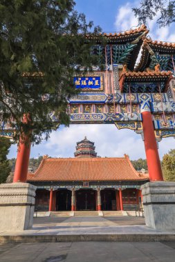 Çin, Pekin 'deki yazlık sarayın Paiyun kapısı ve Budist Pavyonu.