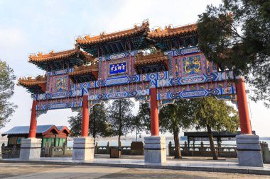 Pekin, Çin 'deki Yaz Sarayı' nın kemeri. Yunhui Yuyu Archway, Yaz Sarayı, Pekin, Çin. Kemer yolundaki Çince karakterlerin çevirisi: güzel bulutlar ve sonsuz evren..