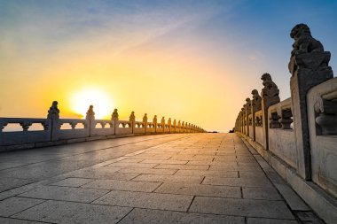 Beijing, Çin 'deki Yaz Sarayı' ndaki On Yedi Delikli Köprü 'nün Köprüsü Canavarı. Pekin, Çin 'deki Yaz Sarayı' nda günbatımı