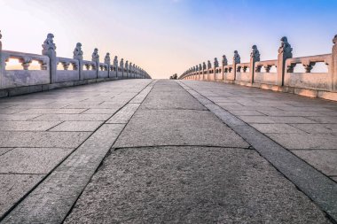 Beijing, Çin 'deki Yaz Sarayı' ndaki On Yedi Delikli Köprü 'nün Köprüsü Canavarı. Pekin, Çin 'deki Yaz Sarayı' nda günbatımı