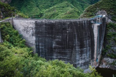 Yeşil dağlardaki sel kontrol barajı ve Miyun, Pekin, Çin 'in yeşil suları.