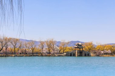 Çin, Pekin 'deki yazlık sarayda çıngırak kulesi. Pekin 'deki Yaz Sarayı' nın Batı Şeria 'sının Baharı