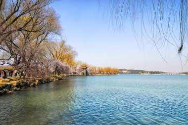 Çin, Pekin 'deki yazlık sarayda çıngırak kulesi. Pekin 'deki Yaz Sarayı' nın Batı Şeria 'sının Baharı