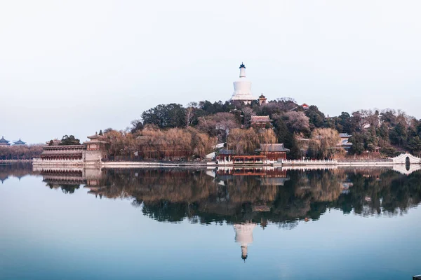 Fehér Torony Beihai Park Peking Kína Kőhíd Víz Beihai Parkban — Stock Fotó