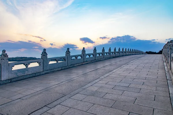 中国北京颐和园十七孔桥的桥头怪兽 中国北京颐和园落日 — 图库照片