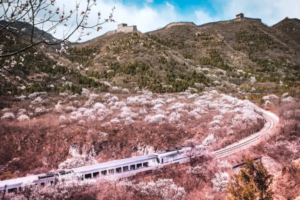 Chinese High Speed Train Crosses Juyongguan Great Wall Beijing China — Stock Photo, Image