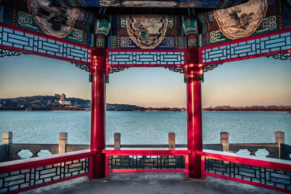 Rüzgâr ve yağmurun vurduğu eski bir evin çatısında kahverengi ve siyah fayanslar.