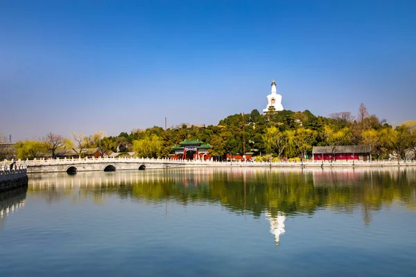 北京北海公园的白塔和湖水 中国北京北海公园湖中的清华岛 — 图库照片
