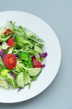 Bir tabak lezzetli yeşil sebze salatasının yakın çekimi..