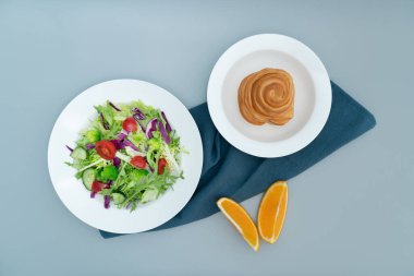 Bir tabak sağlıklı ve lezzetli salata ve bir tabak lezzetli ve sağlıklı sebze salatası..