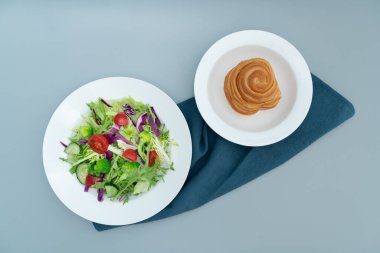 Bir tabak sağlıklı ve lezzetli salata ve bir tabak lezzetli ve sağlıklı sebze salatası..