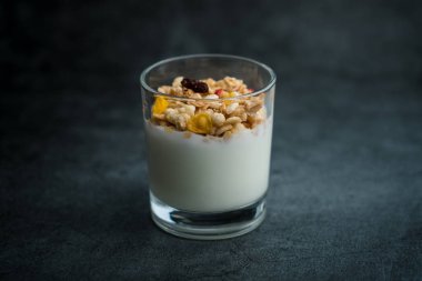 Bir fincan batı usulü yulaf ezmeli yoğurt. Bir bardak batı kahvaltısı yulaf ezmesi sütü.