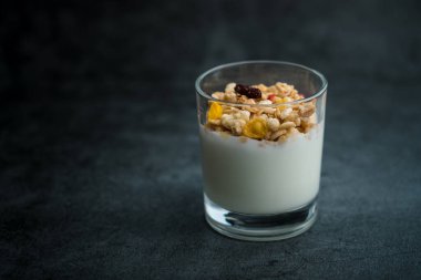 Bir fincan batı usulü yulaf ezmeli yoğurt. Bir bardak batı kahvaltısı yulaf ezmesi sütü.