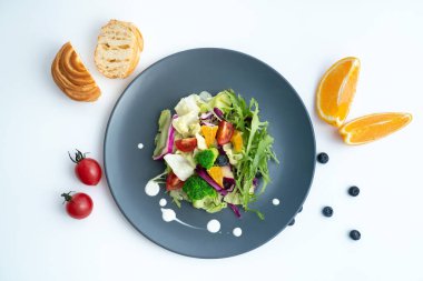Bir tabak lezzetli ve sağlıklı yeşil sebze salatası..