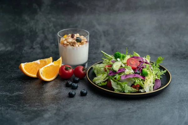 Tallrik Sallad Och Ett Glas Havremjölk Ett Grått Betonggolv — Stockfoto