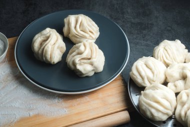 Geleneksel Çin yemeği, tuz ve biber tuzlu hanamaki. Hanamaki 'nin Çin yemeği tabakta. Tahtada Çin yemekleri var.