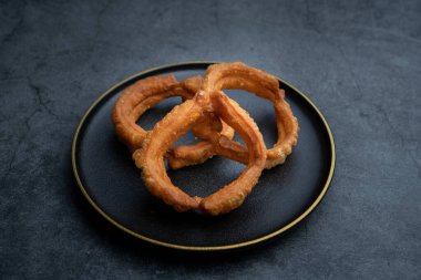 Çin 'in eski Pekin' inde geleneksel Jiaoquan yemekleri. Eski Pekin özel yemeği Jiaoquan. Kızarmış çörek, Pekin 'de geleneksel bir aperatif..