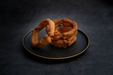 Çin 'in eski Pekin' inde geleneksel Jiaoquan yemekleri. Eski Pekin özel yemeği Jiaoquan. Kızarmış çörek, Pekin 'de geleneksel bir aperatif..