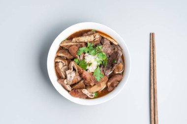 Geleneksel Çin yemeği Pekin 'de acılı gözlemedir. Yaşlı Pekin 'li Lu zhu huo shao. Eski Pekin bisküvileri ve domuz su güveci. Eski Pekin atıştırmalıkları ve ateşte pişirilmiş domuzlar..