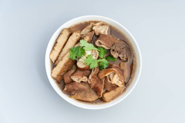 Geleneksel Çin yemeği Pekin 'de acılı gözlemedir. Yaşlı Pekin 'li Lu zhu huo shao. Eski Pekin bisküvileri ve domuz su güveci. Eski Pekin atıştırmalıkları ve ateşte pişirilmiş domuzlar..