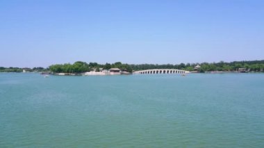 Kunming Gölü, Yaz Sarayı, Çin. Yazın Pekin 'deki Kunming Gölü, Pekin' deki ünlü Yaz Sarayı 'nın 17 delikli köprüsü..